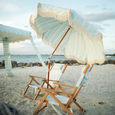 Paraguas de playa Ricard personalizado Algida para exteriores con flecos, toldo verde y blanco, sombrilla moderna de fibra de vidrio para exterior, poste de madera