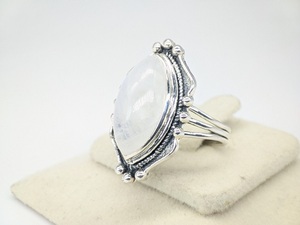 Elegante Anillo de Piedra Lunar Arcoíris Ajustable, Joyería Artesanal con Piedras Preciosas para Mujer, con Diseño de Cristal Pulido Liso - Product Image 5