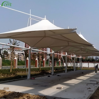 Grand abri de stationnement Lyfe multi-voitures à membrane tendue courbée, structure en membrane sur mesure