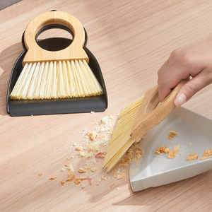 Mini escoba y recogedor de bambú con gancho para colgar, herramienta de limpieza de escritorio - Product Image 1