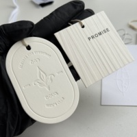 Étiquettes suspendues personnalisées avec logo en relief, en papier écologique, vente en gros, pour magasins de vêtements