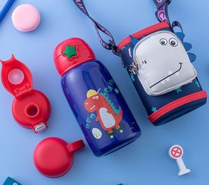 Botella de Agua Infantil Personalizada de Acero Inoxidable con Doble Tapa y Correa para el Hombro para Viajes Cómodos - Product Image 2