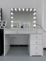 Coiffeuse moderne européenne en bois massif durable avec miroir LED éclairé et tiroirs de rangement en acier inoxydable pour appartement