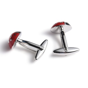 Mancuernillas de Camisa con Diseño Único de Escarabajo en Rojo y Negro, con Cuello Alto Pequeño - Product Image 5