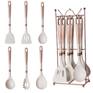 Ensemble d'ustensiles de cuisine de luxe en silicone rose doré avec support en marbre pour la maison - Product Image 6