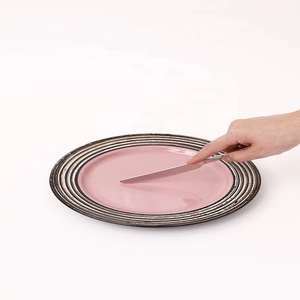 Ensemble de vaisselle en céramique motif pierre brun foncé, comprenant assiettes, tasses à café et couverts - Product Image 1