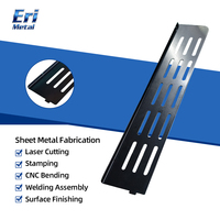 Grille de ventilation en tôle de la marque ERI avec bords renforcés et languettes de montage, fabriquée par poinçonnage et pliage CNC, procédé de peinture en poudre noire