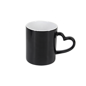 Tazza in ceramica da 11oz con rivestimento spray automatico per sublimazione, cambia colore, tazza magica a trasferimento termico a forma di cuore. - Product Image 1