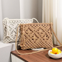 Sac bandoulière vintage fait main en macramé tressé pour femme, avec pompon en corde de coton ajourée, idéal pour les voyages, les activités de plein air et le quotidien