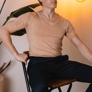 Maglietta da uomo invisibile a prova di sudore con scollo a V, maglietta da uomo modale leggera aderente Color carne Nude - Product Image 6