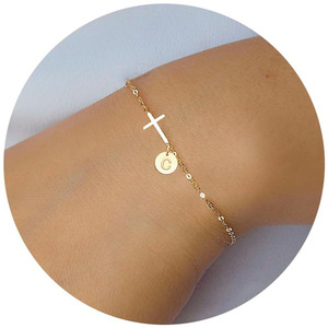 Nuevas pulseras con dijes de Cruz religiosa chapadas en oro exquisitas para mujer, 26 letras redondas, Moda Para comunión - Product Image 1