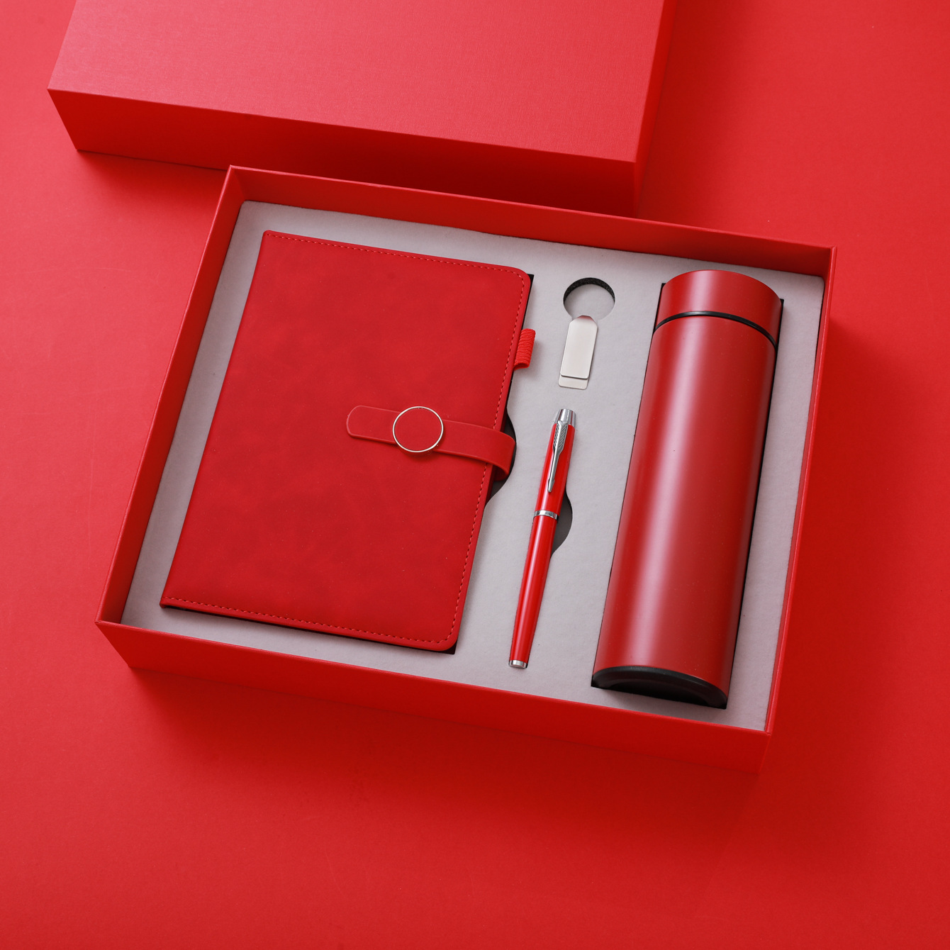 Cuaderno rojo + pluma + termo taza + unidad flash USB