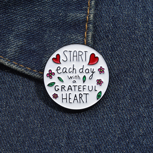 Commencez chaque jour avec un coeur reconnaissant broche émail broches personnalisé inspirant <span class=keywords><strong>proverbe</strong></span> insigne épinglette bijoux cadeau pour les amis - Product Image 4