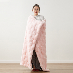 Plaids doux, élégants, luxueux et chauds en fausse fourrure de lapin gaufrée tie-dye froissée et bouclée, pour l'hiver - Product Image 5