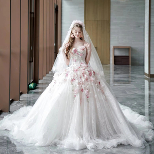 Robe de mariée romantique rose à fleurs, robe de bal luxueuse en tulle scintillant, robe de mariée sans bretelles avec fleurs 3D et <span class=keywords><strong>voile</strong></span> assorti - Product Image 1