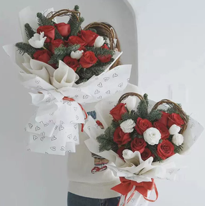 Papel de regalo impermeable con diseño de corazón de flores, papel mate de plástico para empaquetar flores, papel de regalo hecho a mano para el Día de San Valentín - Product Image 2