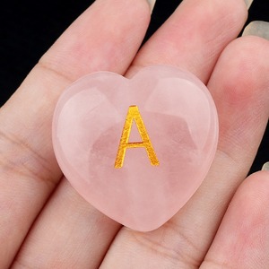 Cristal curativo 26 letras del alfabeto amor corazón cuarzo rosa Puff corazón bolsillo piedra preocupación piedra corazón tallado para decoración del hogar - Product Image 3
