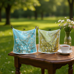 Foulard Quadrato Piccolo con Stampa Floreale a Olio 70x70cm, Accessorio Moda per Donna - Product Image 2