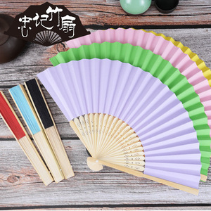 Ventilador de bambú plegable de mano portátil personalizado para mujeres MOQ bajo estilo de arte popular diseño tallado para regalos de negocios de fiesta - Product Image 3