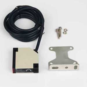 Sensor Fotoeléctrico E3JK DS30M1 con Cable y Soporte de Montaje para Uso Industrial - Product Image 1