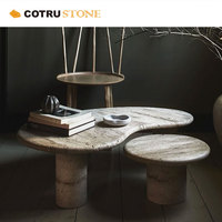 Table basse moderne à double étage en travertin de forme irrégulière dans le salon design unique de luxe