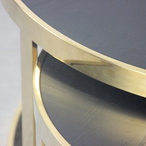Mesa auxiliar europea redonda de madera Blackbone con respaldo y detalles dorados, juego de 2 mesas con mesa de centro a juego - Product Image 6