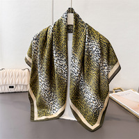 Écharpes de tête carrées en tissu imprimé léopard, motif animal de luxe à la mode européenne, impression personnalisée d'été
