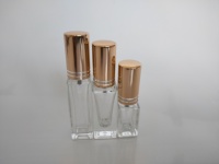 Emballage cosmétique 5ml 10ml 20ml 30ml 50ml 100ml Flacon de parfum vide en verre carré clair avec bouchon de pompe de pulvérisation en or