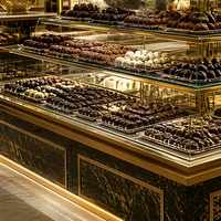 Luxuriöse Glas-Schokoladen-Vitrine mit LED-Beleuchtung und Goldverzierung, Bäckerei-Showcase für Einzelhandel und Süßwarengeschäfte
