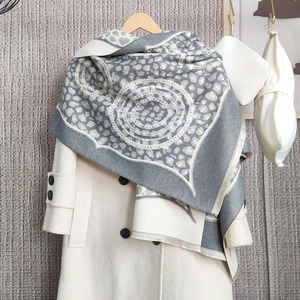 Écharpe carrée en fausse fourrure de cachemire à imprimé léopard pour femme, douce et chaude, avec motif chaîne et franges, châle enveloppant, écharpe-couverture confortable pour l'hiver - Product Image 2