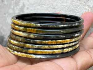 Brazaletes de cuerno de búfalo naturales ecológicos modernos para damas, accesorios de moda elegantes y únicos hechos a mano - Product Image 3