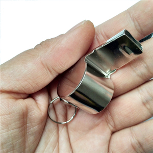 นกหวีดกีฬาสแตนเลสพร้อมสายคล้องคอ ผิวขัดเงา เสียงดังคมชัด เหมาะสำหรับโค้ช กรรมการ ผู้ตัดสิน การแข่งขันกีฬา - Product Image 3