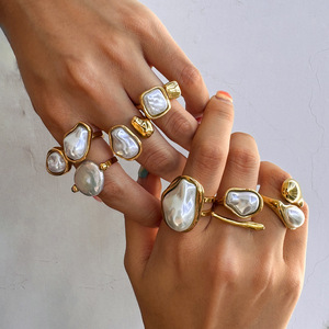 न्यूनतम 18k सोने की प्लेटेड स्टेनलेस स्टील की अंगूठी लोके विदेशी मोती असममित खुली अंगूठी - Product Image 6