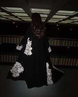 Abaya noire personnalisée pour femme, robe longue kimono de luxe avec dentelle blanche et pompons sur le devant, tenue islamique musulmane modeste, OEM ODM