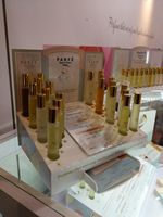 Présentoir de parfum sur pied en acrylique personnalisé pour la vente en gros, options de couleur personnalisées, conforme ROHS