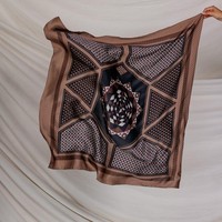 Hijab carré en soie pour femme avec motif géométrique noir et bordure décorative, couvre-chef pour la mode et le quotidien