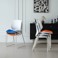 Chaise de formation et de réunion empilable moderne sans accoudoirs, en plastique, avec structure métallique, pour salle d'attente et bureau