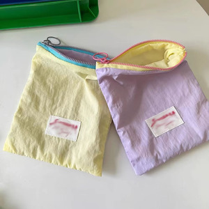 กระเป๋าเครื่องสำอางมีซิปสีลูกกวาดขนาดเล็กน่ารักกระเป๋าเครื่องสำอางแบบพกพาสำหรับเดินทางพร้อมโลโก้ออกแบบได้ตามต้องการ - Product Image 5