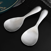 Cuillère à riz en acier inoxydable de sortie d'usine Style léger de luxe de conception classique pour la cuisine de plats de riz