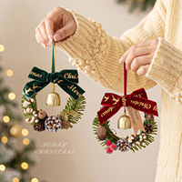 Ornamen Gantung Karangan Bunga Natal Mini dengan Pita Beludru, Lonceng, Kerucut Pinus, Buah Berry, Tanaman Hijau Buatan, Selamat Natal