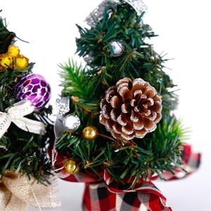 Árbol de Navidad en Miniatura de Pino para Escritorio con Bayas de Acebo y Conos para Decoración del Hogar u Oficina - Product Image 4