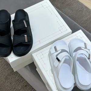 รองเท้าแตะชายหาด PVC สำหรับผู้หญิง พื้นหนา สไตล์ลำลองสำหรับฤดูร้อน เดินเล่นกลางแจ้ง รองเท้าคุณภาพสูง ดีไซน์เนอร์ รองเท้าสไลด์แบบแบนสำหรับผู้ชาย - Product Image 1