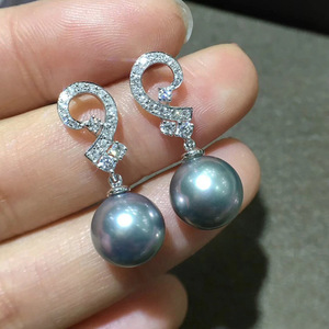 Orecchini pendenti simmetrici effetto perla per donna, gioielli per le orecchie in stile dark alla moda - Product Image 1
