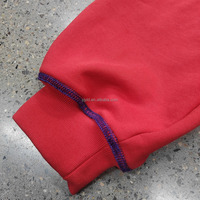 Hoodie court à double fermeture éclair avec surpiqûres contrastées, couleur rouge, coupe ample et oversize, style streetwear, avec broderie