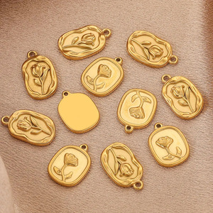 จี้ห้อยคอรูปดอกกุหลาบวินเทจลายนูน |   สแตนเลสสตีลเคลือบทอง 18K PVD สำหรับทำเครื่องประดับ |   กันน้ำ ป้องกันการแพ้ และไม่ซีดจาง - Product Image 2