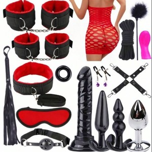 Ensemble de bondage avec combinaison en peluche, fouet, menottes, dispositifs de retenue masculins, stimulateur clitoridien et kit de jeux SM - Product Image 1