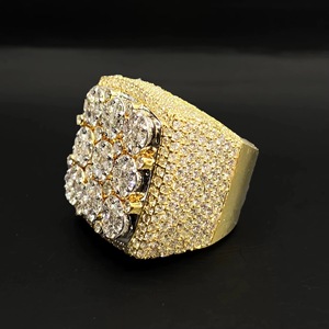 Elegante Anillo de Plata de Ley 925 con Moissanita y Piedra Brillante, Artesanía Duradera y Diseño Atemporal - Product Image 1