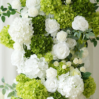 Witte en groene kunstmatige rozen en hortensia bloemstukken, perfect voor luxueuze bruiloftachtergronden en tafeldecoraties