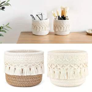 Panier de rangement en corde de coton style bohème avec pompons, support rond pour pinceaux de maquillage, organisateur de bureau en macramé - Product Image 1