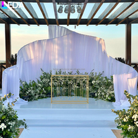 Support de fond ondulé en métal LEDA pour événements extérieurs et mariages, avec housse de toile de fond en soie laiteuse blanche pour la décoration de scène